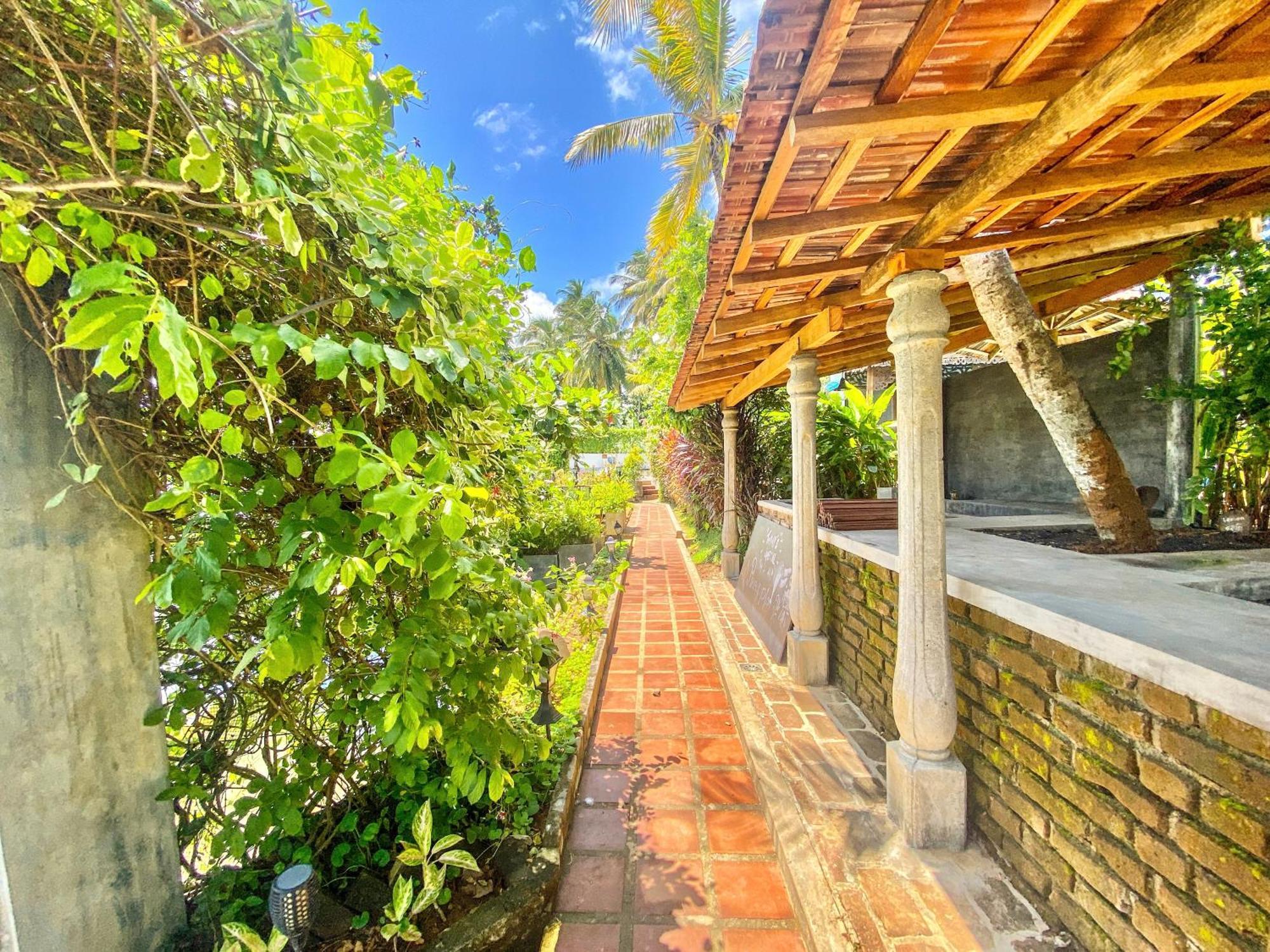 Waterland Hotel Negombo Exterior photo